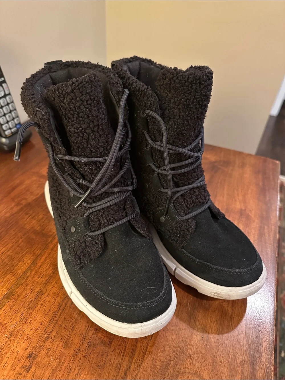 Sorel Sz 7.5 Black Sherpa-Style Lace Boot
